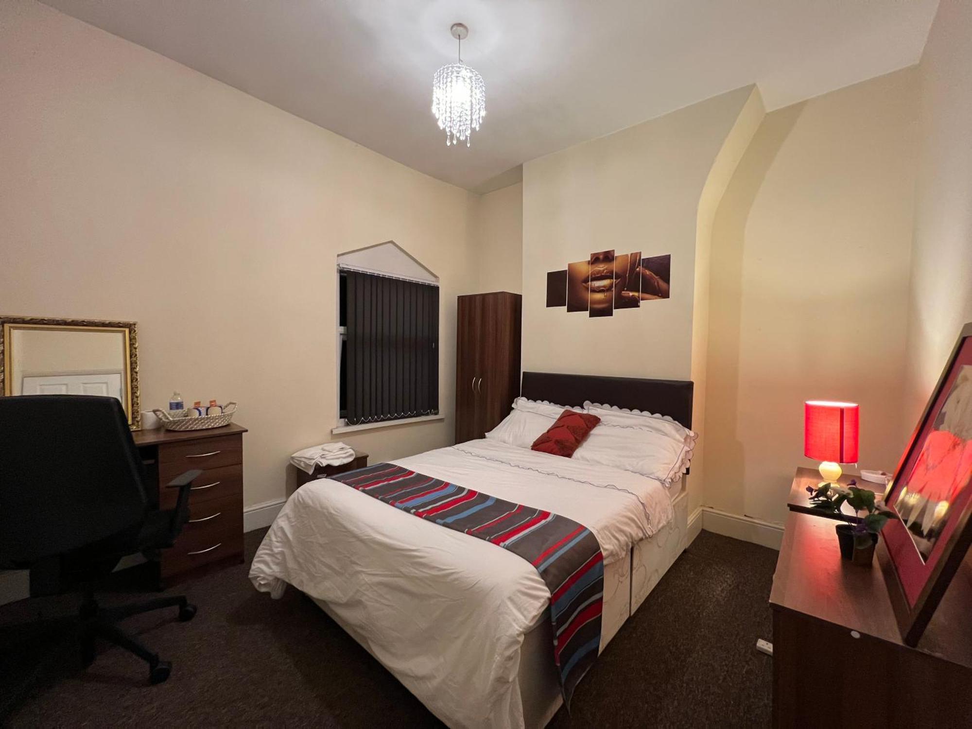 Lovely Room Within 5 Mins Walk To Stoke Train Station With Double And Single Room Exterior photo