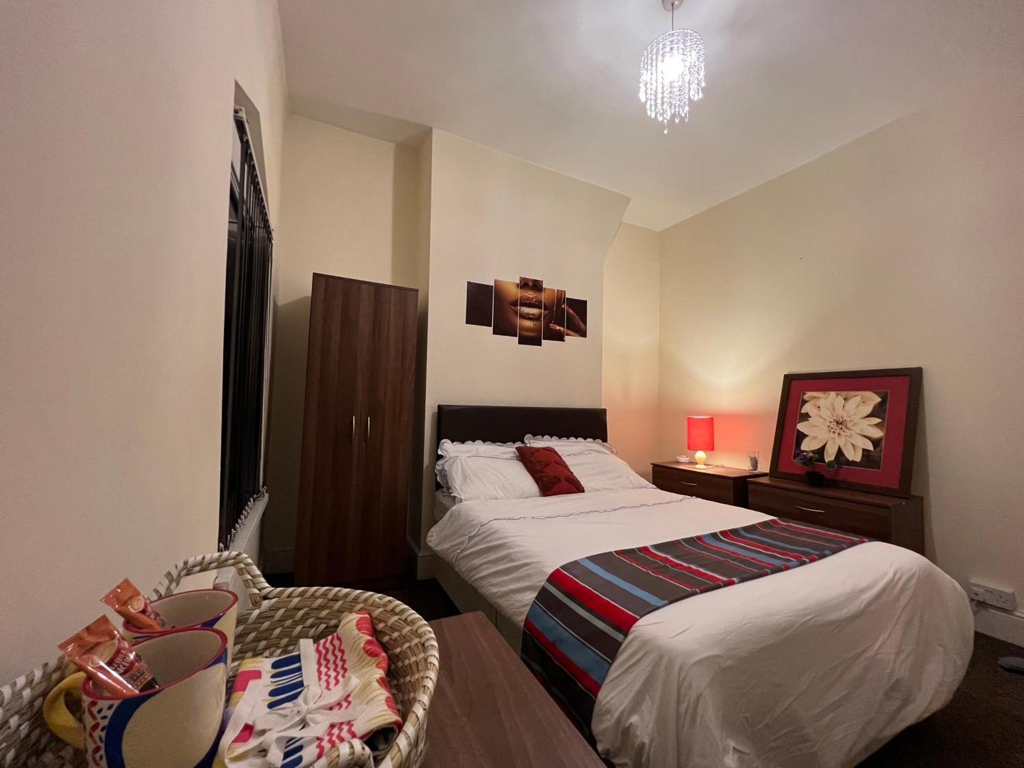 Lovely Room Within 5 Mins Walk To Stoke Train Station With Double And Single Room Exterior photo
