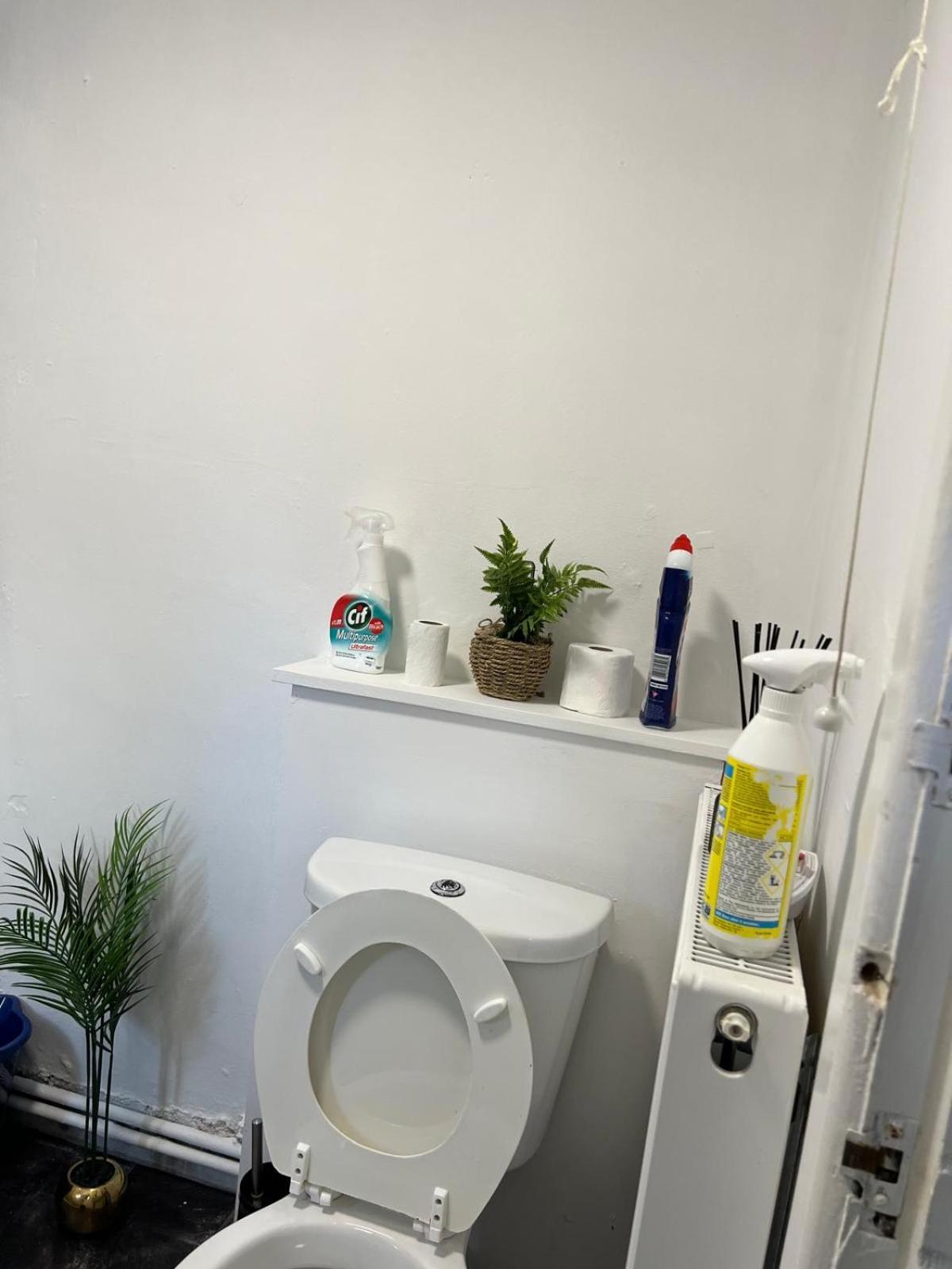 Lovely Room Within 5 Mins Walk To Stoke Train Station With Double And Single Room Exterior photo