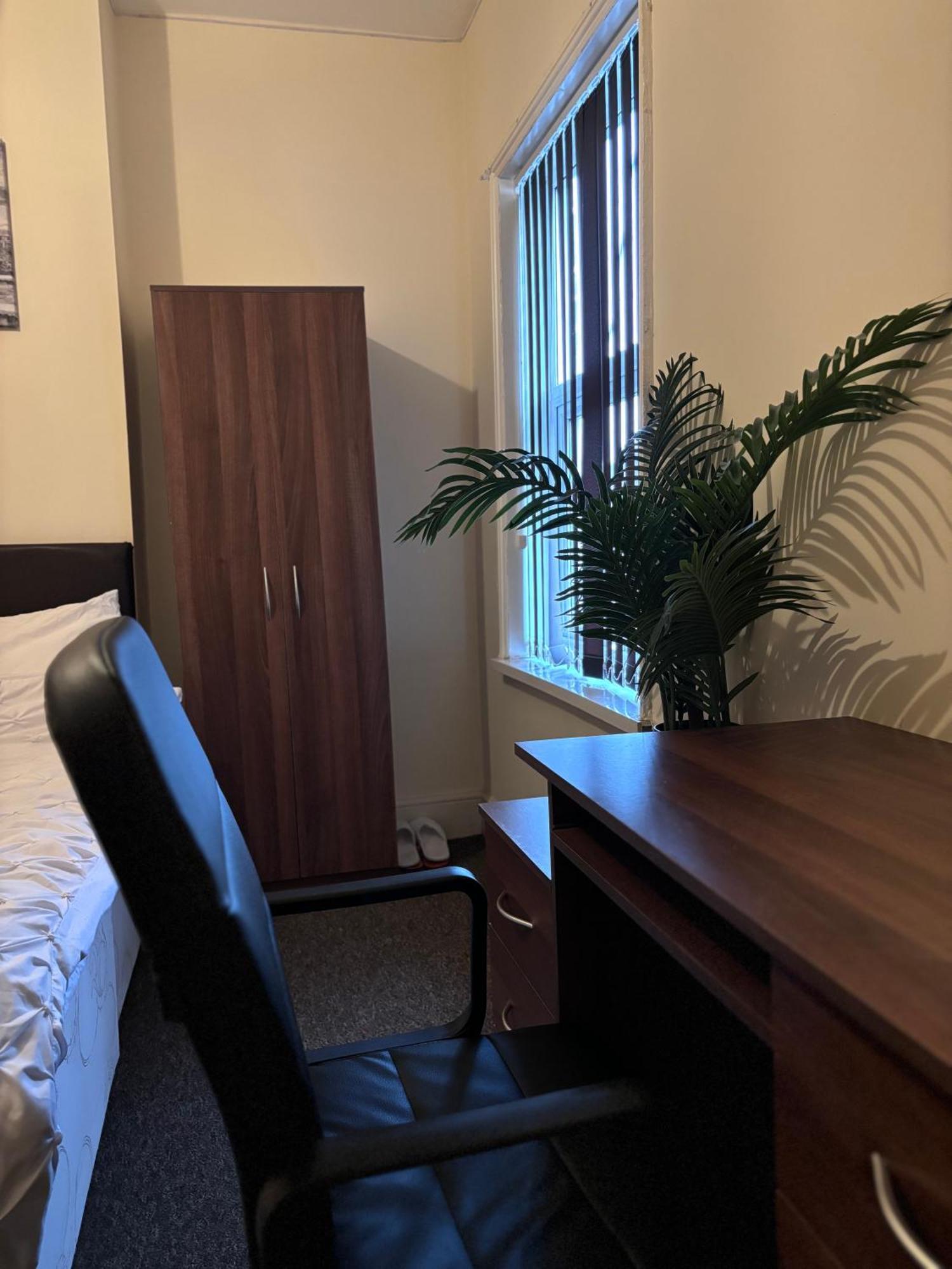 Lovely Room Within 5 Mins Walk To Stoke Train Station With Double And Single Room Exterior photo
