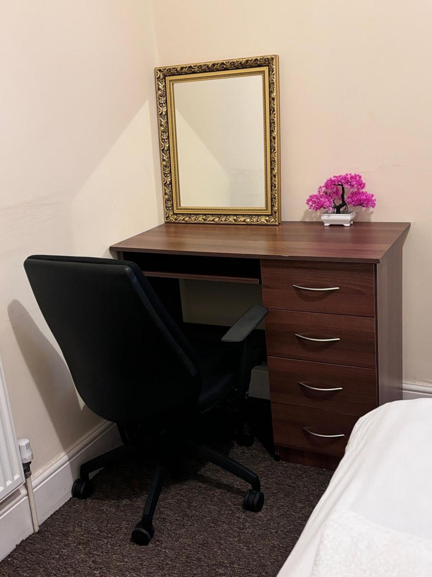 Lovely Room Within 5 Mins Walk To Stoke Train Station With Double And Single Room Exterior photo