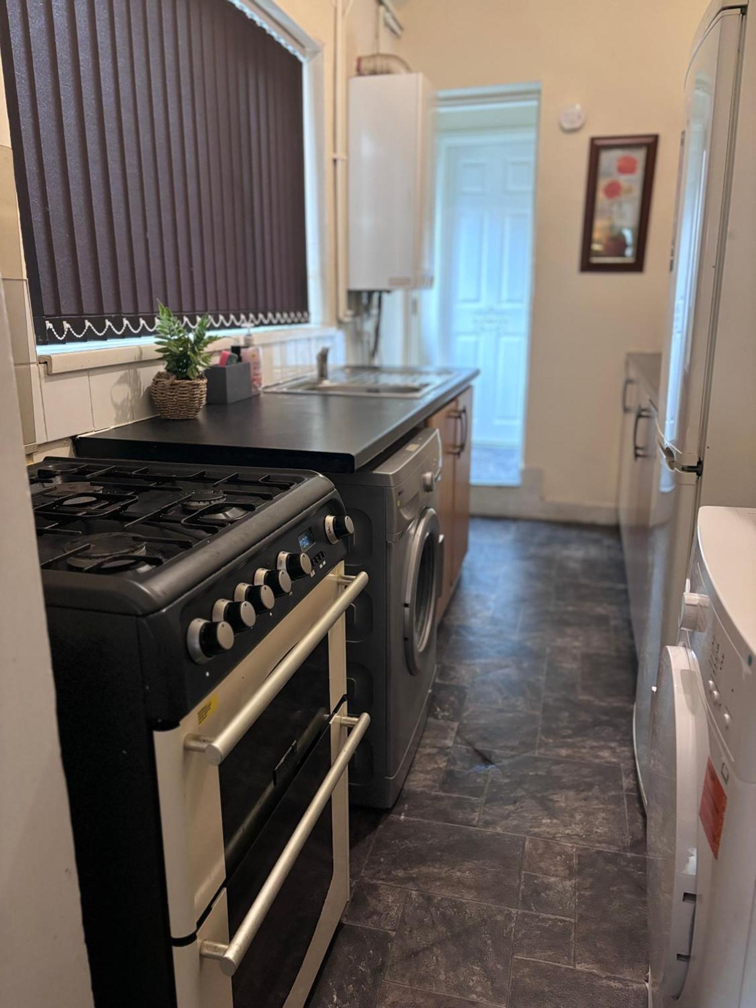 Lovely Room Within 5 Mins Walk To Stoke Train Station With Double And Single Room Exterior photo