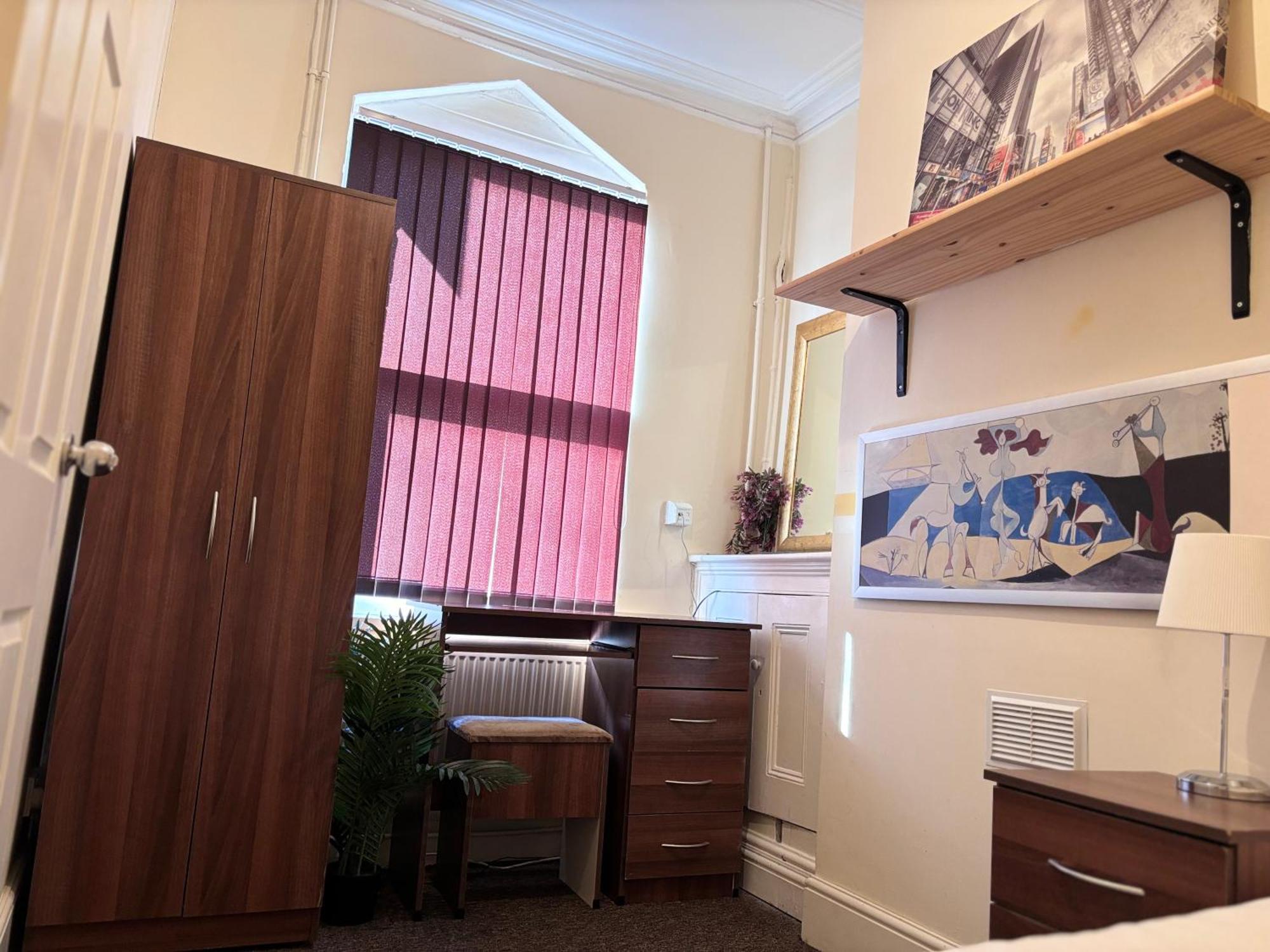 Lovely Room Within 5 Mins Walk To Stoke Train Station With Double And Single Room Exterior photo